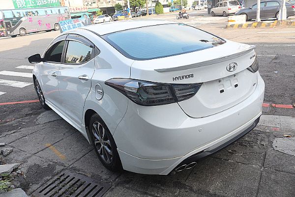 現代 ELANTRA 富士康汽車 照片4