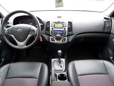 HYUNDAI 現代 I30 黑 5D 照片3