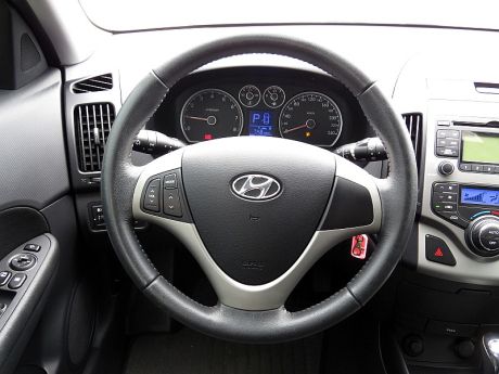 HYUNDAI 現代 I30 黑 5D 照片4