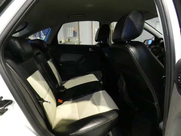 Ford 福特 Focus 5D 白 照片4