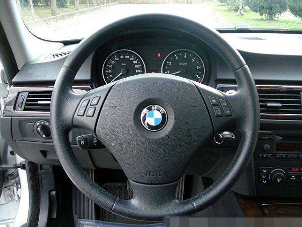 BMW 330i 3.0L 照片6