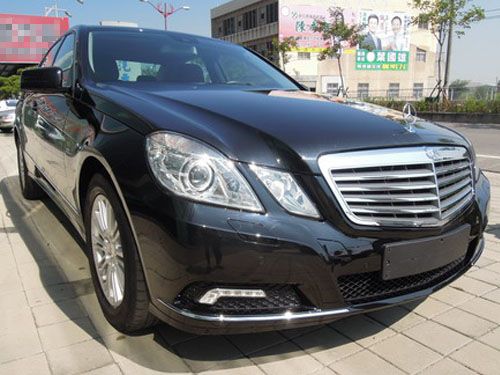 BENZ E200 黑色系 車況如新 照片1