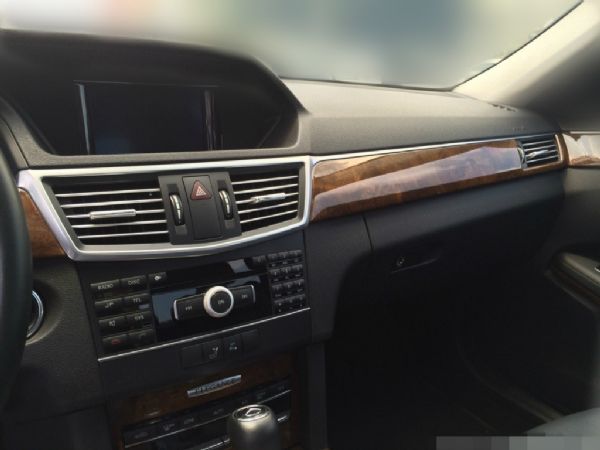 M-Benz E220 CDI 2.2L 照片3