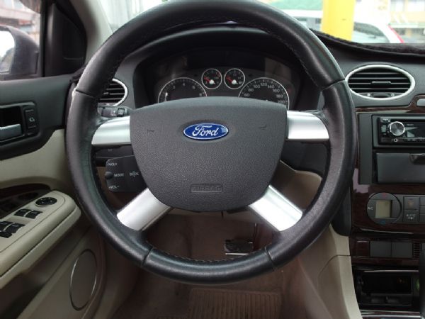 Ford Focus 1.8L 照片3