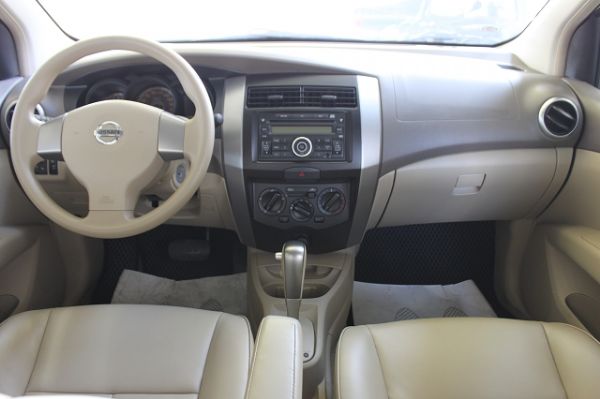 Livina 1.6  白 熱門車款. 照片2