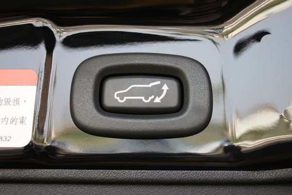 1.6 電動尾門 安全氣曩.小車大空間 照片7