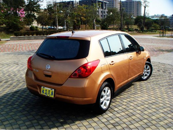 2010 TIIDA 5門 大空間  照片9