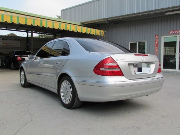 2003 BENZ E240 2.6 銀 照片4