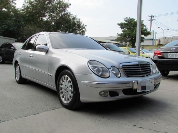 2003 BENZ E240 2.6 銀 照片6