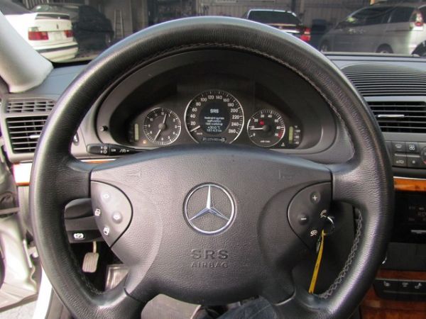 2003 BENZ E240 2.6 銀 照片9