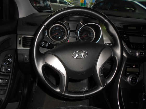 現代 Elantra 1.8  白 照片5