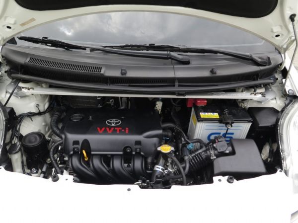 豐田 Yaris 1.5 白 時尚小鴨 照片6