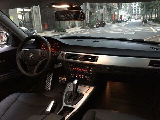 2010 BMW 320D 2.0 照片3