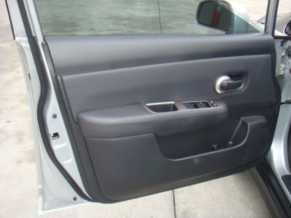 NISSAN TIIDA 照片3