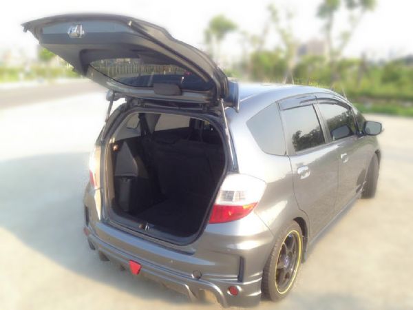 10 FIT 1.5 車身內裝漂亮 照片5