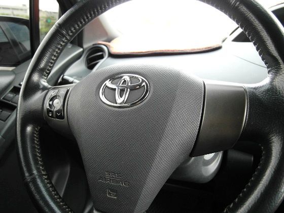 Toyota豐田  Yaris 1.5  照片3