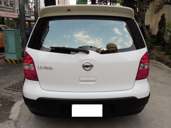 2010年日產 Livina 白 1.6 照片6