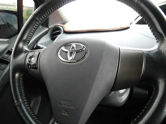 Toyota豐田  Yaris 1.5 照片3