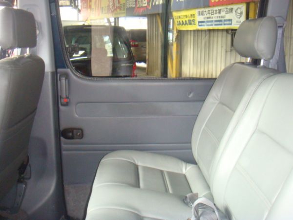 TOYOTA HIACE 照片4