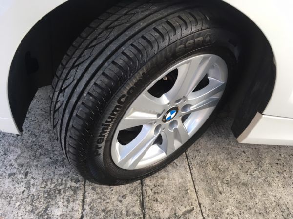 11年式 BMW 118i 2.0 白  照片5