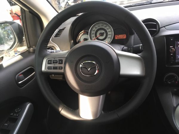 11年式MAZDA 2 白 最頂級 照片9