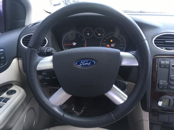 FORD FOCUS 1.8 頂級四門 照片8