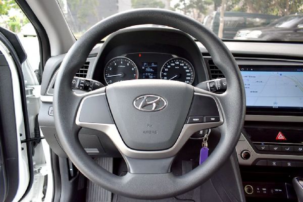 Elantra 1.6外型帥 年輕人的愛 照片6