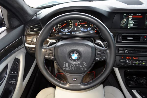 BMW 2013 M5 Sedan 照片4