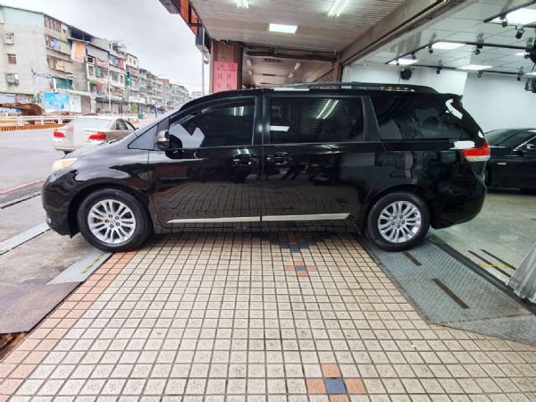 2013年TOYOTA SIENNA 照片9