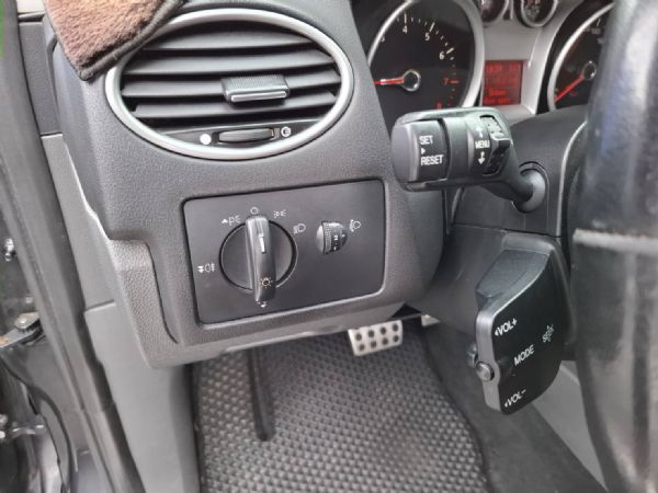 FORD FOCUS 2.0 照片5