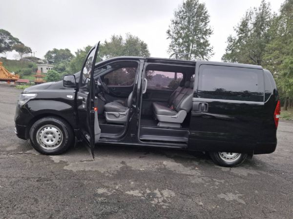 2.5手自排'柴油渦輪'8人商旅座車 照片9