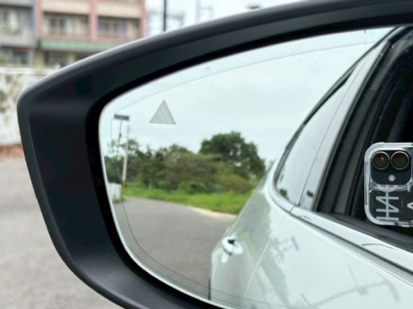新車101.8五門最頂規 僅跑1萬原漆 照片8
