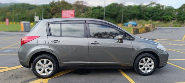 Nissan Tiida 5D 1.8  照片2