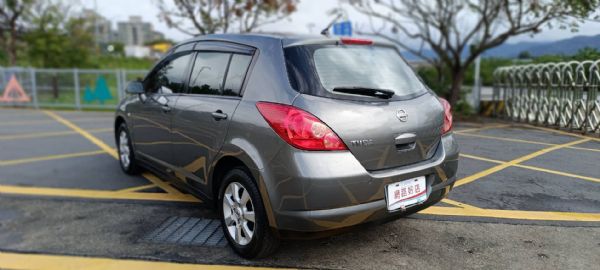Nissan Tiida 5D 1.8  照片3